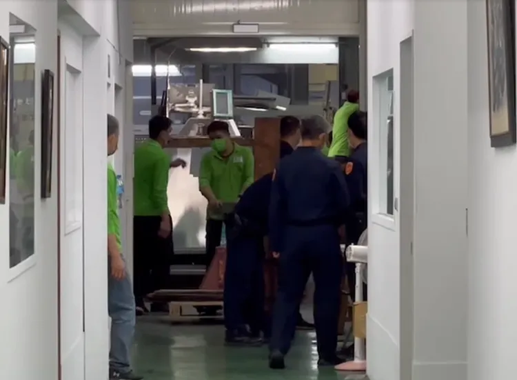 警方進入印刷廠內戒護。讀者提供