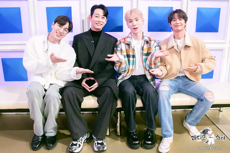 SHINee成員珉豪（右）日前錄製《黃金漁場：Radio Star》，穿上RECTO米色外套內搭白T和淺色刷破牛仔褲。翻攝MBC官網