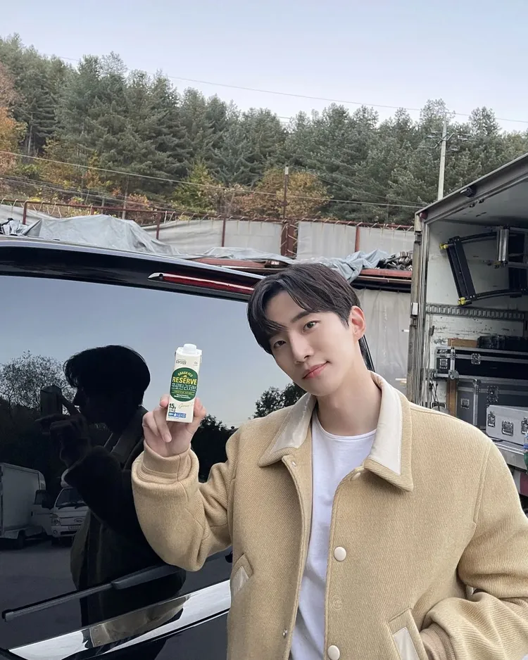 2PM成員俊昊也以RECTO外套內搭白色T恤。翻攝le2jh IG