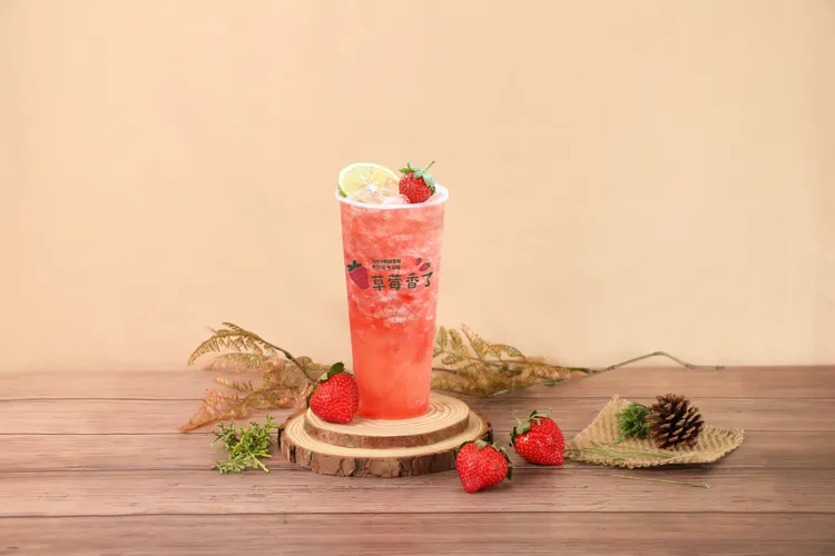 草莓季限定飲品「莓好花漾」。業者提供