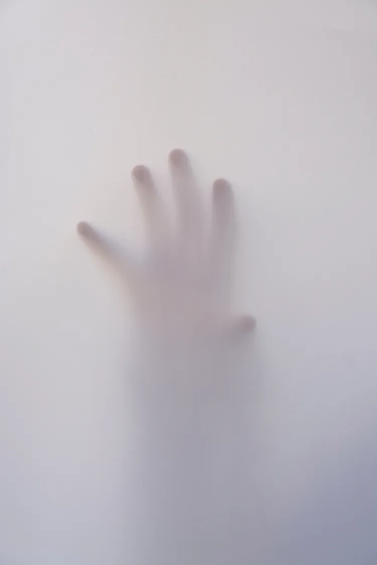 專家認為社群媒體大量探討靈異的頻道，使年輕世代更容易相信鬼魂存在。Pexels