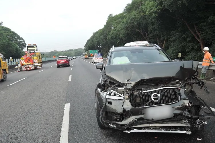 休旅車行經國道三號，在內側車道追撞緩撞車肇事。警方提供