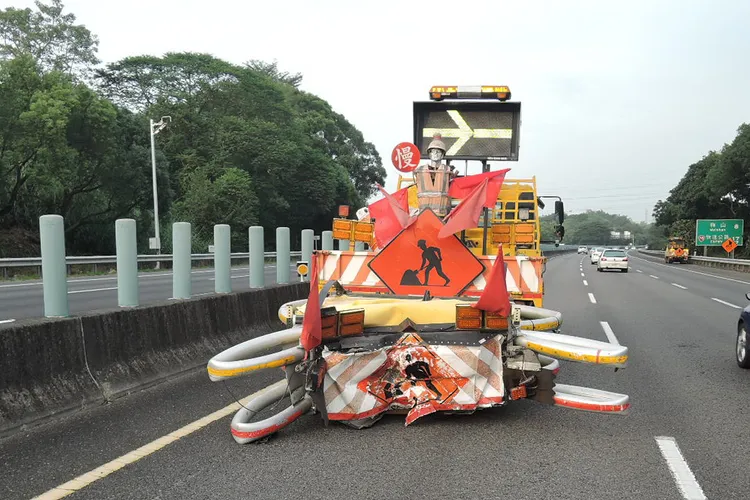 緩撞車車尾毀損。警方提供
