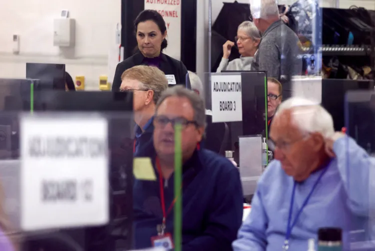 亞利桑那州鳳凰城選務人員計票。路透社