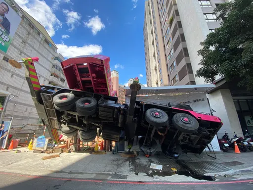吊车「11轮悬空」翻覆!吊臂插进工地 台中工安意外好惊悚