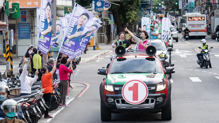林佳龍妻子廖婉如進行車隊掃街，路旁民眾熱情回應。林佳龍競辦提供