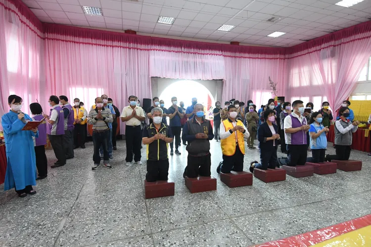 彰化縣政府為新冠疫情往生尊靈辦理追思功德法會。彰縣府提供