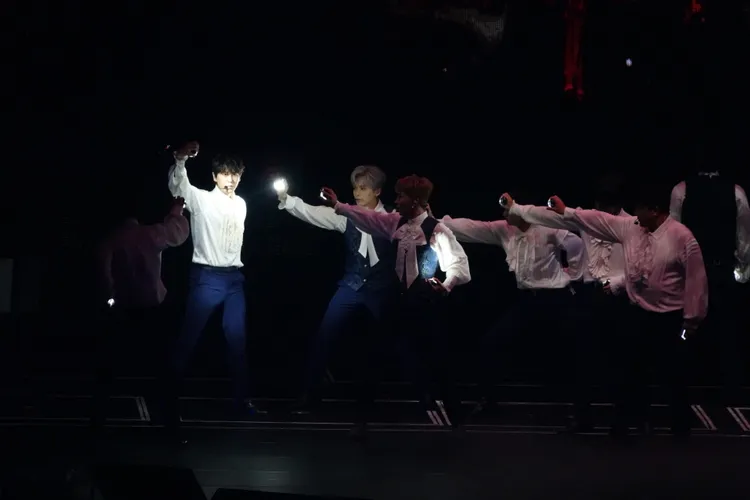 SJ以《Burn the Floor》揭開序幕，手拿LED燈表演。陳德興攝