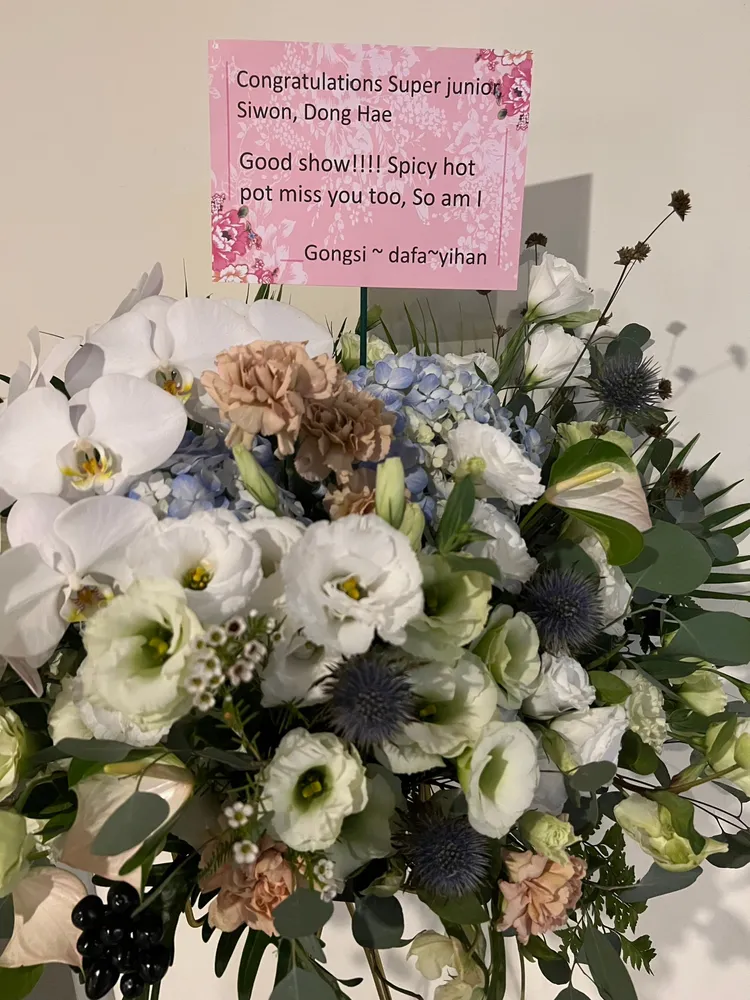 陳意涵送花籃為今晚在小巨蛋演出的始源與東海打氣。陳薇安攝