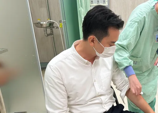 不滿家族藍變綠!竹北市長候選人鄭朝方遇襲 對手跳出來諷:誇大了