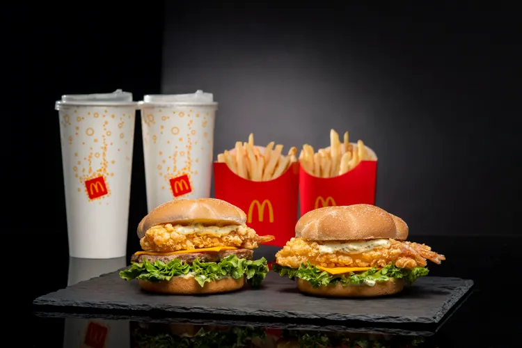 「炸蝦天婦羅安格斯牛肉堡」及「雙蝦天婦羅堡」今年再度回歸，明(9)日起限時限量開賣至12/20。業者提供