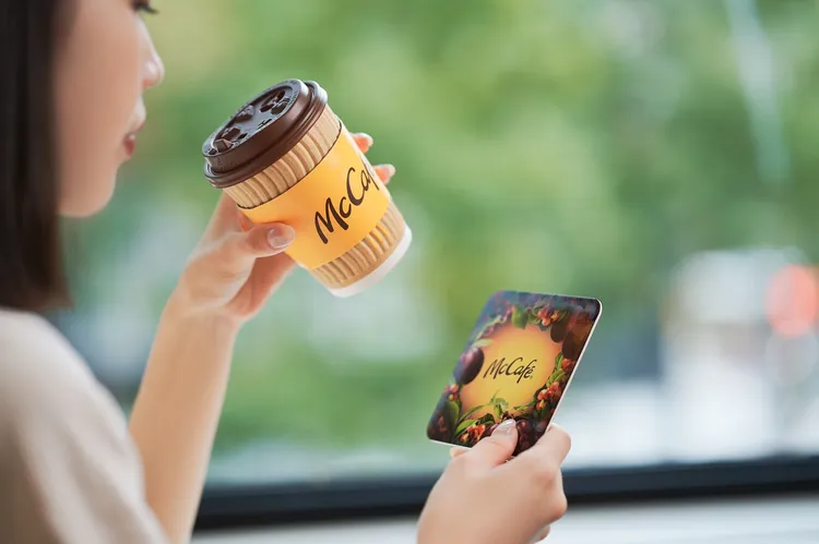 麥當勞「阿里山雲霧單品咖啡」，採用全台唯一通過「雨林聯盟認證」的阿里山咖啡豆，11/9限量上市。業者提供