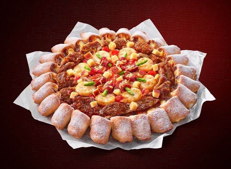 必勝客首款「白蘭地牛排干貝比薩」搭配冬季限定「肉桂龍捲風餅皮」，即日起正式開賣。業者提供