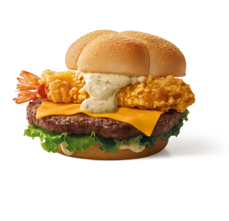 「炸蝦天婦羅安格斯牛肉堡」使用太平洋白蝦裹粉後經182度高溫酥炸，搭配頂級4盎司安格斯牛肉。業者提供