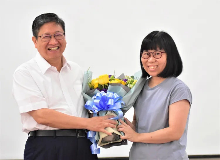 同仁送上花束。縣府提供