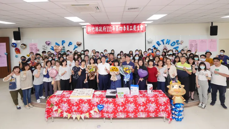 縣府同仁合影。縣府提供