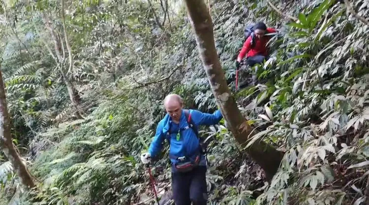 周男在山區受困一夜後，清晨打電話求援獲救。民眾提供
