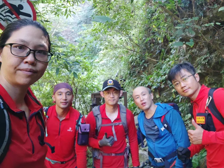 周男被搜救人員尋獲後，高興的跟搜救人員合照。民眾提供