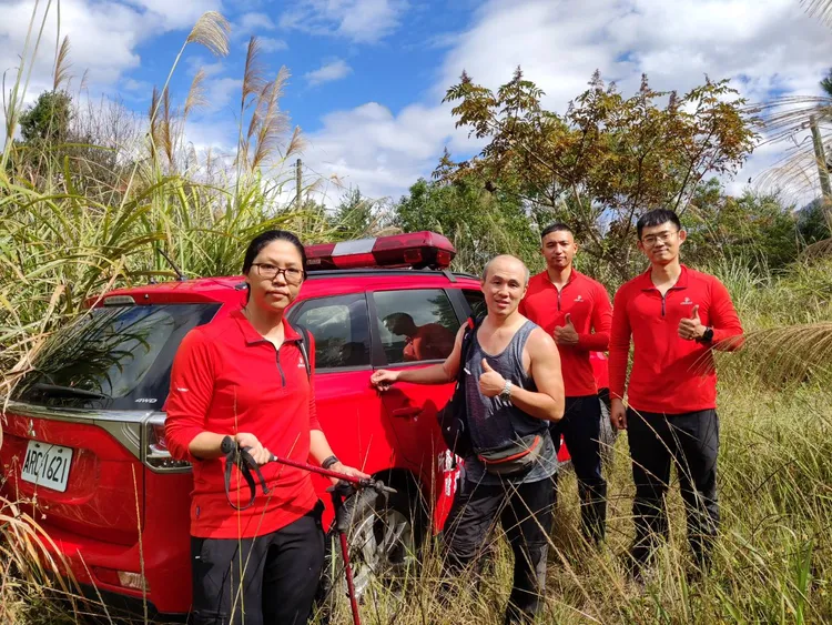男子手腳擦傷及被荊棘刺傷，回到登山口後自行離去就醫。民眾提供