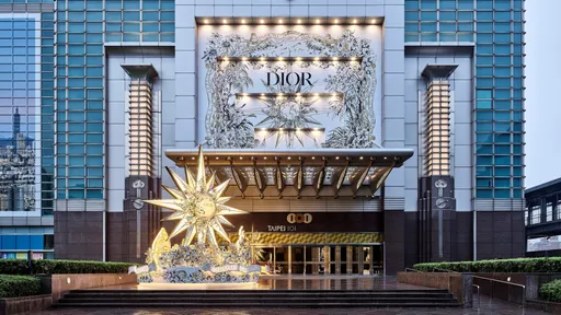 DIOR羅盤玫瑰點亮台北101　金銀絲線編織無限之夢