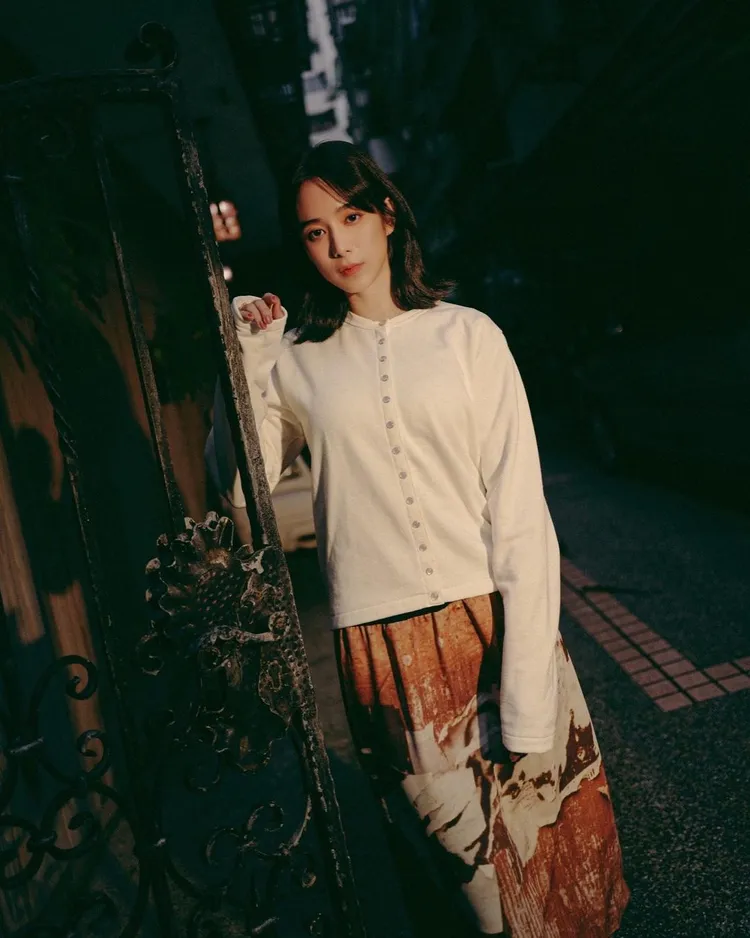 女星温貞菱同樣用agnès b.旗下Snap Cardigan開襟衫，迎接近日忽冷忽熱的天氣。翻攝forestwen IG