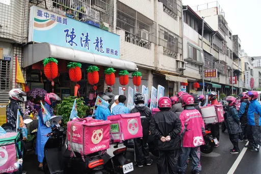 台中議員競總20外送員雨中挺連任 因他做了這件事