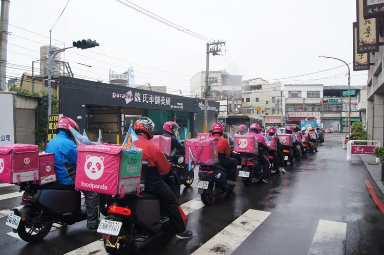 熊貓外送員放下手中的工作，為台中市議員陳清龍掃街宣傳。陳清龍總部提供