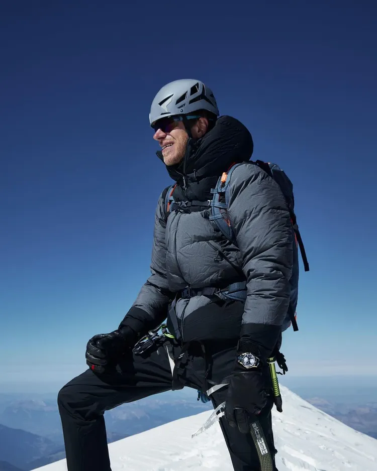 義大利登山家Simon Messner在近日完成的白朗峰無氧登頂旅程中，便佩戴了萬寶龍1858系列Geosphere零氧限量款計時腕錶。翻攝montblanc IG