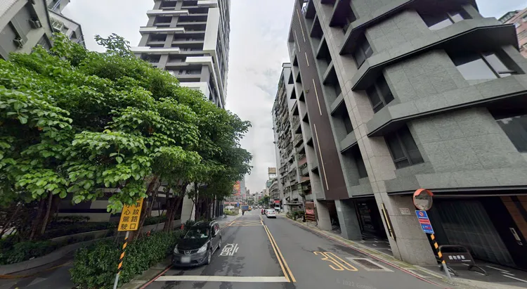 專家指出，預算1500萬元想入主集美商圈，慎選路段還是有機會入手10年左右的大樓，圖為成功路一隅。翻攝Google map