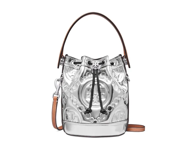 星河銀漆皮浮雕T Monogram圖紋迷你水桶包，2萬900元。品牌提供