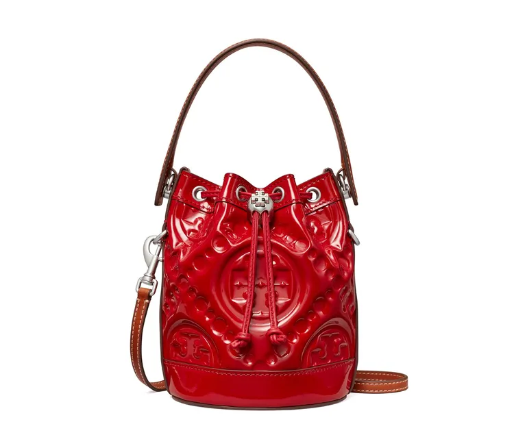 烈焰紅漆皮浮雕T Monogram圖紋迷你水桶包，2萬900元。品牌提供