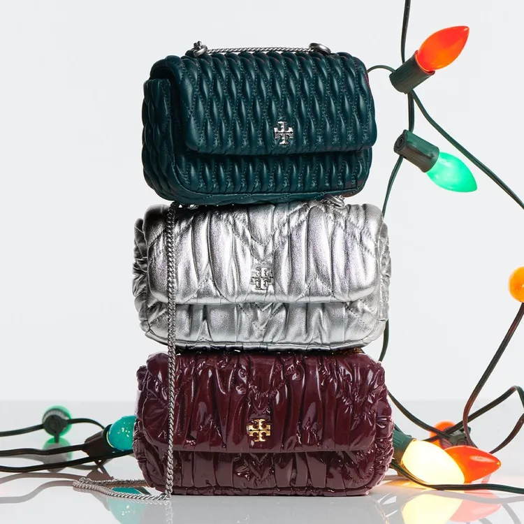 Kira系列縫線迷你肩背包，墨綠菱格紋縫線款（上）1萬6900元、銀色抓皺縫線小羊皮款（中）1萬6900元。