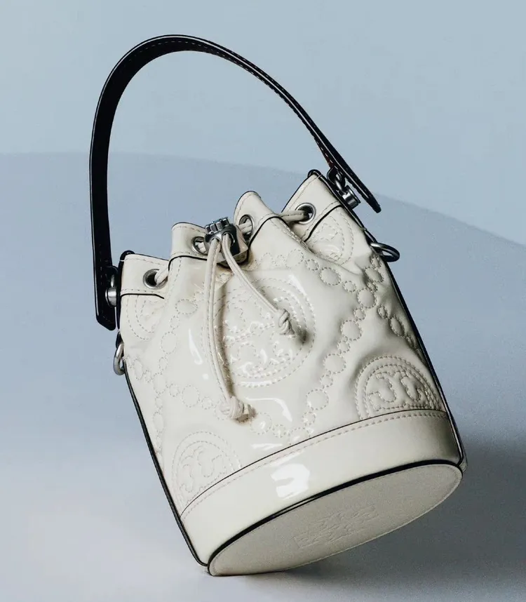 TORY BURCH 2022假日系列精選T Monogram系列迷水桶包，尺寸小巧迷你，包面浮雕著T Monogram圖騰更顯精緻，2萬900元。品牌提供