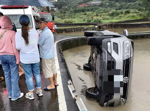 好糗！2女開車同遊金山　誤入鄉間小路不慎翻落稻田