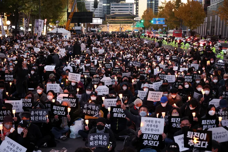 南韓社會各界要求釐清究責的呼聲越來越高。圖為11月5日首爾民眾參與燭光集會，紀念在梨泰院慘案的受害者。路透社