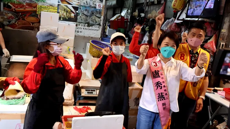 盧秀燕與攤商高喊「凍蒜」。鮮明攝