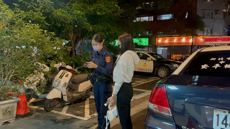 警方跟林女釐清案情。陸運陞攝