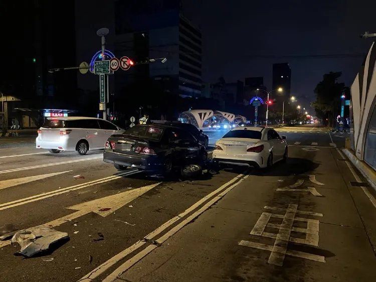 張姓男子酒後駕駛黑色三菱自小客上路，連續追撞四輛自小客，將付出慘痛代價。讀者提供