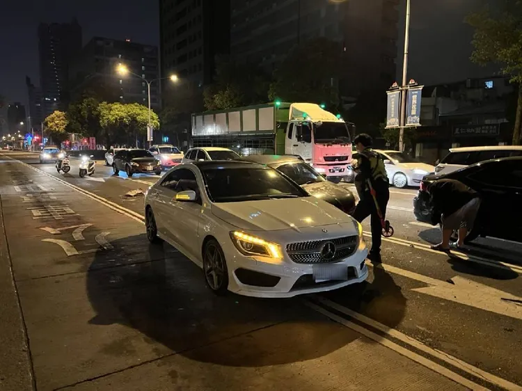 超過200萬的賓士車，停等紅燈時無端遭到酒駕男子撞擊。讀者提供