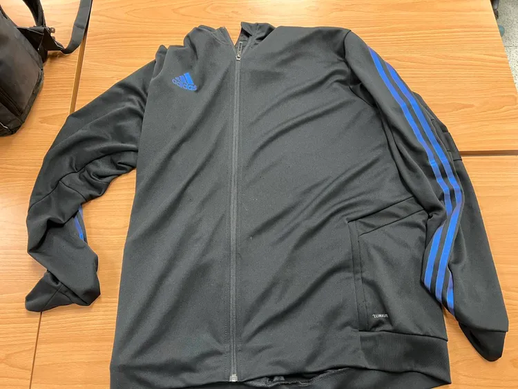 陳男偷得穿在身上的愛迪達外套。翻攝畫面