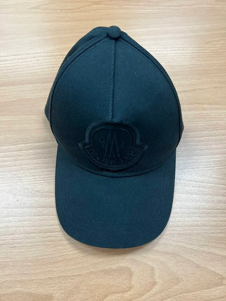 陳男隨手丟棄的moncler帽子。翻攝畫面