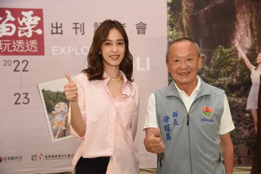 女神陳庭妮帶你遊客庄!代言「苗栗玩透透」專刊 撿幸福風景