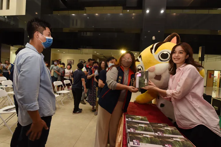 陳庭妮的粉絲和縣府員工，爭相排隊領取陳庭妮簽名的專刊。苗栗縣政府提供