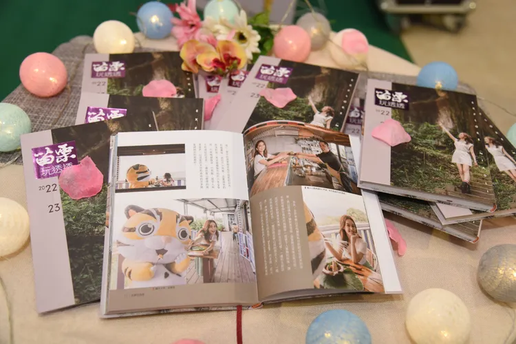 「2022—2023苗栗玩透透」旅遊主題專刊，內容有縣長徐耀昌專屬篇章「海線百年風華、鐵道懷舊行」，陳庭妮的名人帶路「幸福在苗栗、戀上山城好時光」。苗栗縣政府提供