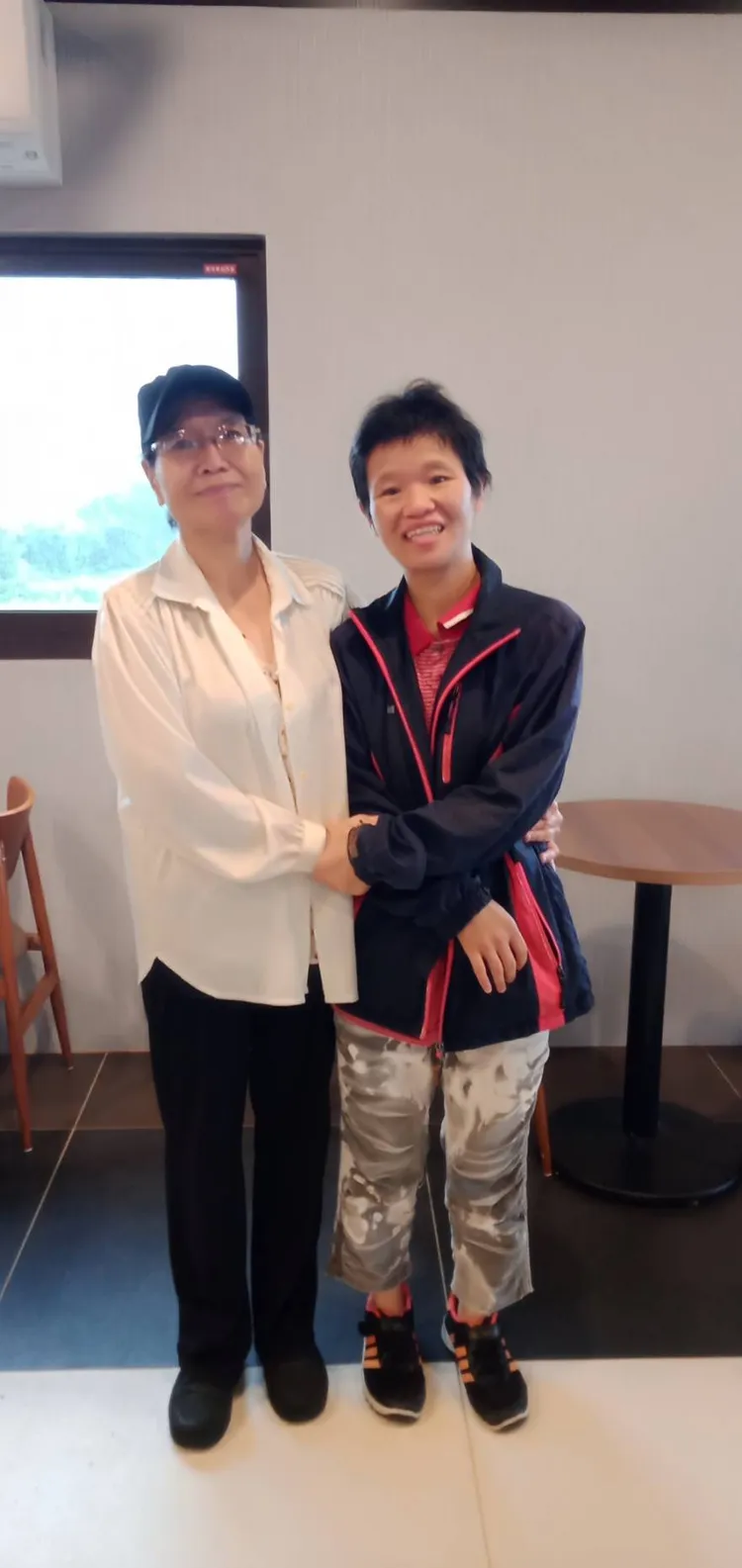 被取名為社遊桃的楊女(右)與母親重逢。新北市警局提供