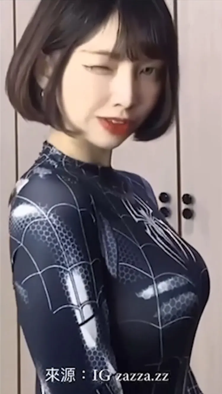 俏皮眨眼讓網友瘋狂了。IG :reel :zazza.zz授權刊登