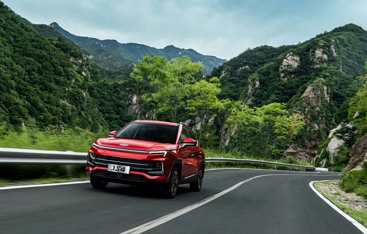 Moskvich 3其實就是以中國江淮汽車JS4為基礎，重新換上廠徽並在俄羅斯當地生產而來。原廠照片