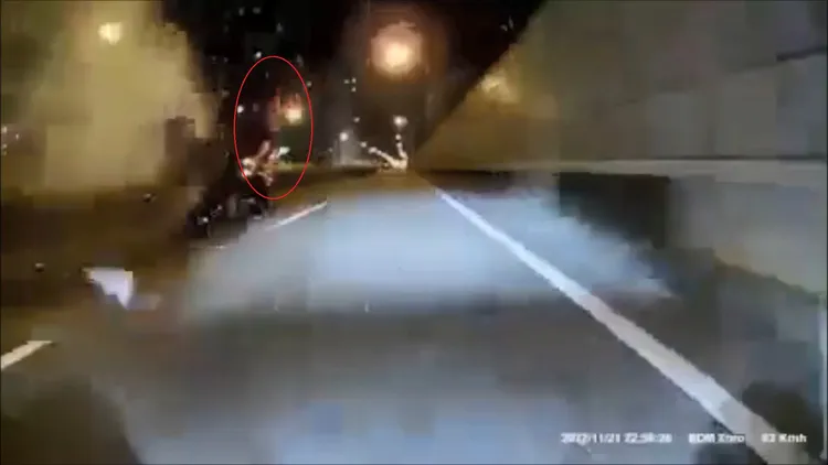 重機高速追撞轎車，騎士（紅圈處）噴飛後在空中翻轉摔到轎車前方。翻攝自臉書「爆廢公社公開版」