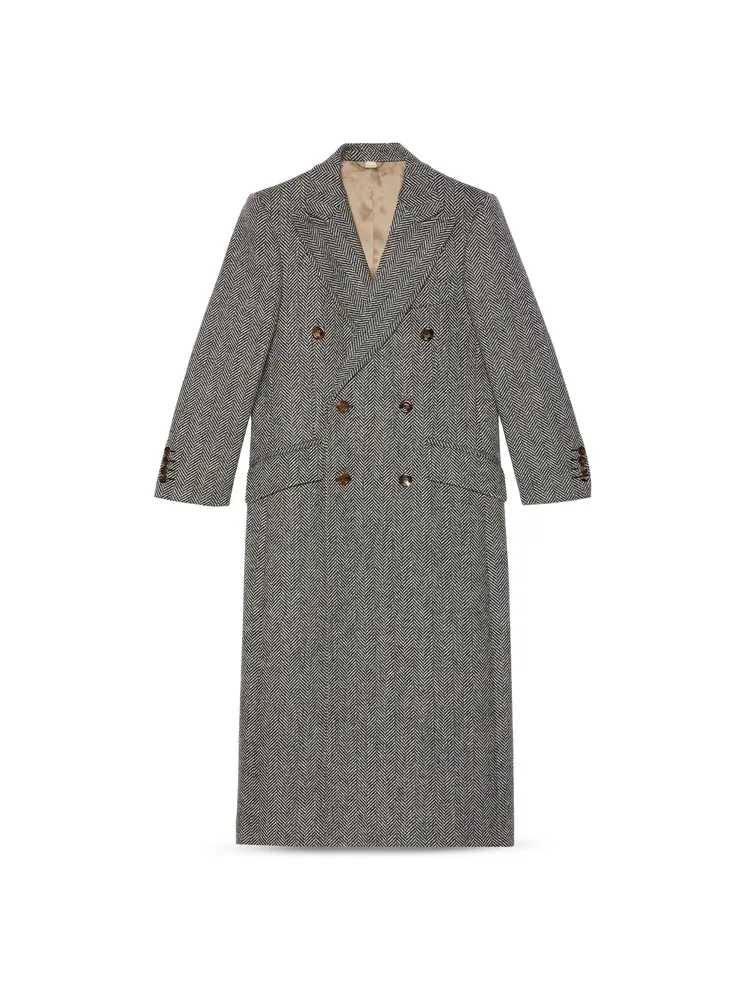 灰色長版大衣，13萬3000元。品牌提供