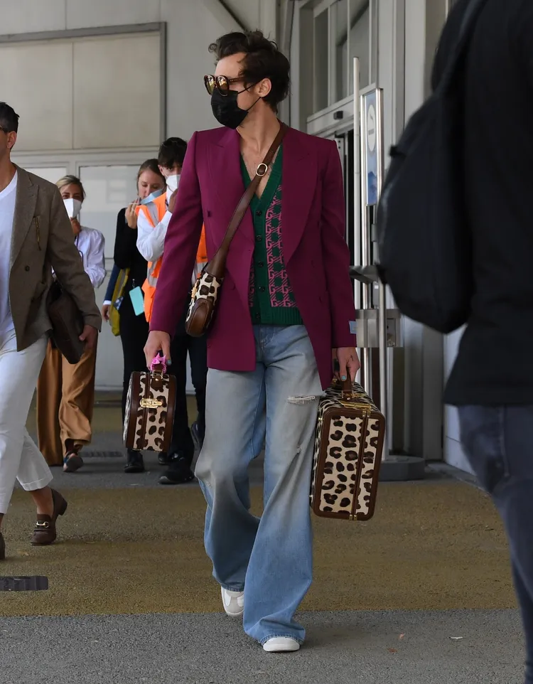 Harry Styles有「最懂穿GUCCI的男人」稱號，日前機場時尚曾穿著HA HA HA系列。品牌提供